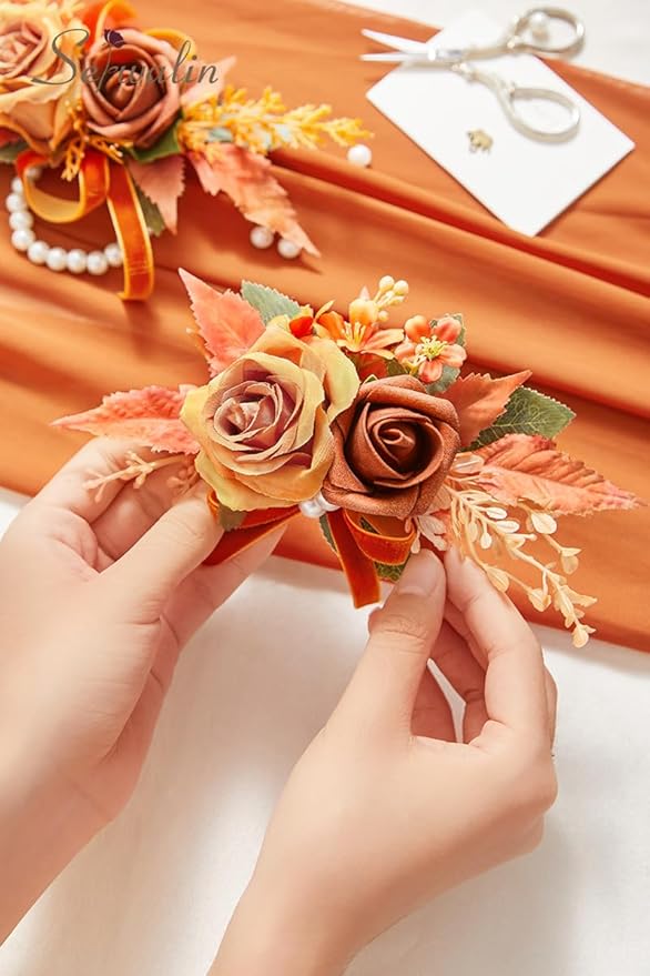 Serwalin Orange Corsage and Boutonniere Set 𝟮𝙥𝙘𝙨, 𝟲-𝟳 𝙄𝙣𝙘𝙝 Boutonniere and Wrist Corsage Wristband Prom Flower Wedding Flowers Accessories Prom Suit Decorations Cake Topper