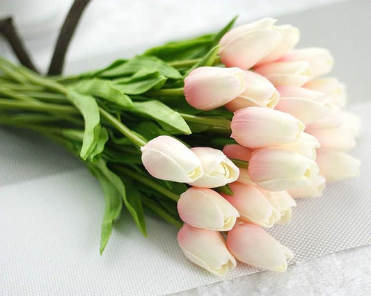 30pcs Artificial Tulips Flowers Real Touch Pink Tulips Fake Holland PU Tulip Bouquet Latex Flowers for Wedding Party Office Home Kitchen Decoration (Light Pink)