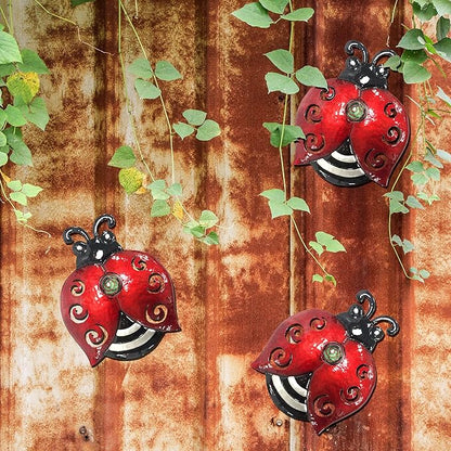 Metal Ladybugs Wall Art Decor, Christmas Large Ladybugs Wall Sculpture, Christmas Garden Decoration Hanging for Outdoor Garden Yard Lawn Patio, 9.5 * 7 Inch, 3 Pack, Gift for Family